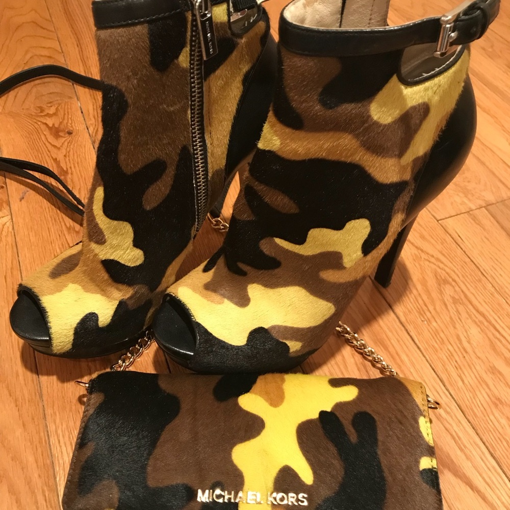 Michael Kors Fatigues print peep toes & crossbody!